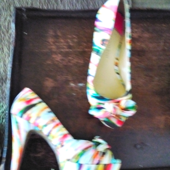 Women's Gianni Bini Flower Heels Size 6 - Picture 4 of 6